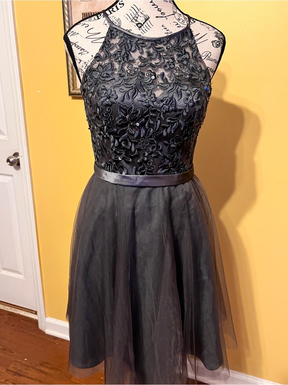 Morilee Madeline Gardner Embroidered Cocktail Dress in Charcoal Sz 8 - Picture 9 of 13